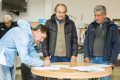 Tapalqué: La Comuna entregó indumentaria a clubes locales