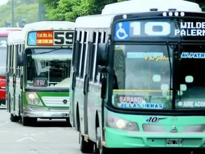 Los colectivos del AMBA funcionan con frecuencia reducida