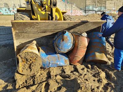 Mar del Plata: Encuentran tambores de hidrocarburos y cubiertas de autos enterrados en la playa