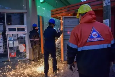 Mar del Plata: La Comuna continúa retirando estructuras en desuso de la vía pública