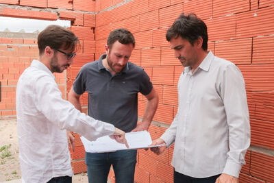 25 de Mayo: Ralinqueo y Simone supervisaron la obra de viviendas en el barrio Agumin