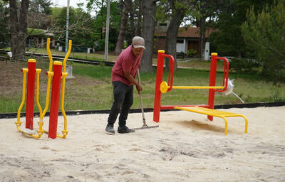 Villa Gesell: Se instalaron estaciones de gimnasia en la nueva "Plaza de los Pioneros"