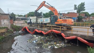 Quilmes: Se realizan tareas de limpieza en el arroyo Las Piedras y la desobstrucción de sumideros