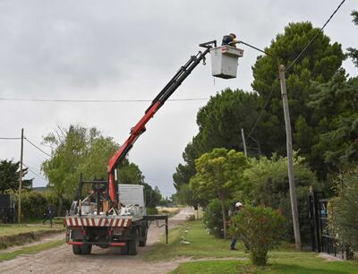 Bahía Blanca: Instalan 150 brazos de luminarias LED en barrio Paihuén
