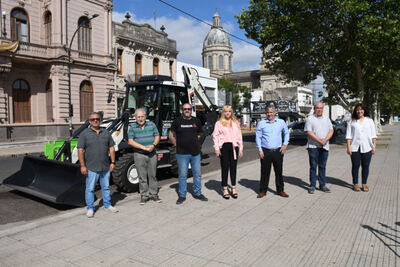 Chivilcoy: El intendente Guillermo Britos presentó una nueva pala cargadora