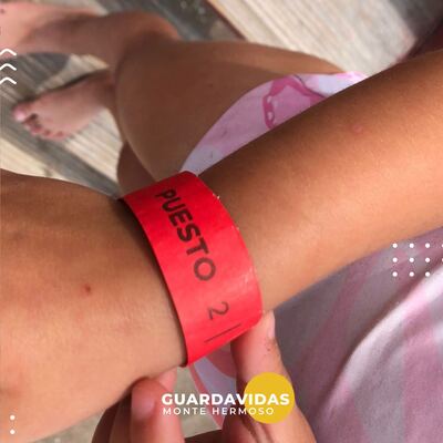 Monte Hermoso: Se entregan pulseras para facilitar la ubicación de niños que se pierdan en la playa