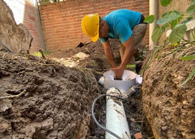 Almirante Brown: Avanza la conexión gratuita de viviendas a la red cloacal