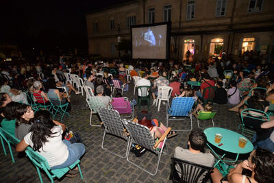 La Plata: Tras una exitosa primera función, continúa el cine al aire libre en Meridiano V