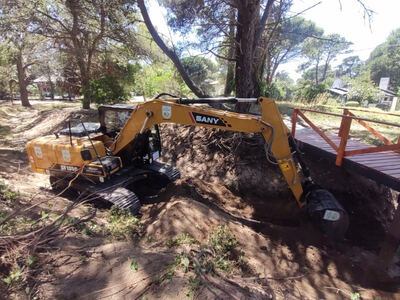 Villa Gesell: La Comuna realiza tareas de mantenimiento y rectificación de sumideros