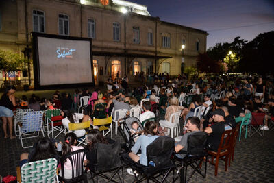 La Plata: Llega una nueva función gratuita del Cine Móvil a Meridiano V