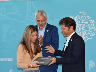 Berisso:  Kicillof, Cagliardi y Magario entregaron netbooks a estudiantes de 6to. Año