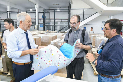 La Plata: Alak y el obispo auxiliar Gustavo Carrara recorrieron los talleres de la Unidad N°1