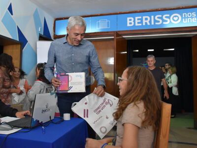 Berisso: Entregaron tablets en el marco del Programa "Conectando con vos"