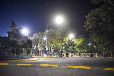 La Plata: Instalan nueva iluminación LED en el Paseo del Bosque para mejorar el ingreso a los estadios