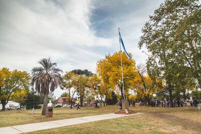 Lincoln: Serenal inauguró la obra de puesta en valor de la plaza principal del Triunfo