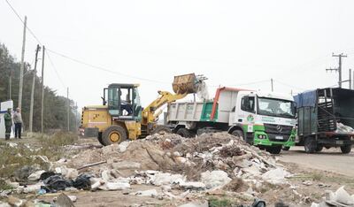Esteban Echeverría: Llevan adelante la limpieza de un basural en las calles de Canning