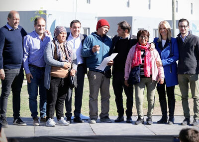 Florencio Varela: Kicillof encabezó la entrega de 62 viviendas en el distrito