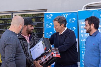 Almirante Brown: El Municipio entregó maquinaria y herramientas a emprendedores locales