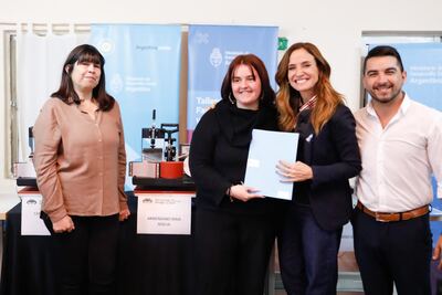 Olavarría: Tolosa Paz visitó la ciudad para entregar maquinarias, insumos y kits deportivos