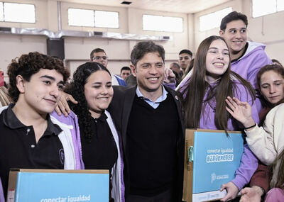 General Arenales: Kicillof entregó netbooks a estudiantes de Secundaria