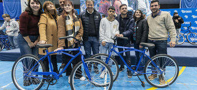 Almirante Brown: Entregan 2150 bicicletas a estudiantes de escuelas secundarias y técnicas del distrito