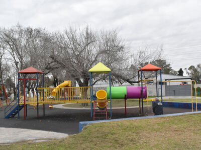 Berisso: Se colocaron nuevos juegos infantiles en la Plaza Mosconi