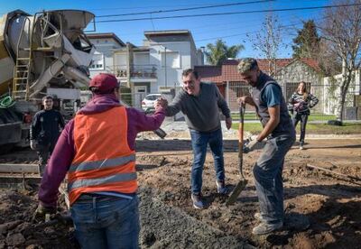 Mar del Plata: Ejecutan obras de cordón cuneta y bacheo en el barrio Estrada