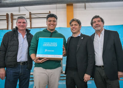 Lincoln: Kicillof entregó 229 computadoras personales a estudiantes de la ciudad
