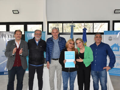 Berisso: El intendente Cagliardi encabezó la entrega de 43 escrituras propietarias