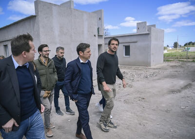 Kicillof recorrió avances de obras de hábitat e infraestructura educativa en Dorrego, Pringles y La Madrid
