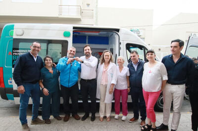 Azul: Kreplak entregó dos ambulancias y un ecógrafo