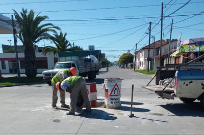 Olavarría: Llevan adelante el recambio de tapas de cámaras de inspección en calles de la ciudad