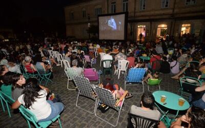 La Plata: Llegan nuevas jornadas de cine al aire libre a Meridiano V y el Centro Cultural Islas Malvinas