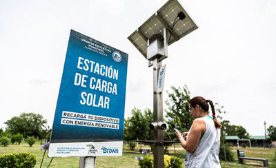 Almirante Brown: Instalan paneles solares que abastecen a las luces LED y permiten cargar celulares