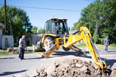 Ensenada: Avanza la obra de la red de agua en el barrio Regatas