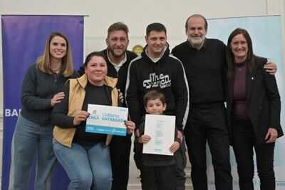 Bahía Blanca: Familias locales recibieron créditos para refaccionar y ampliar sus viviendas