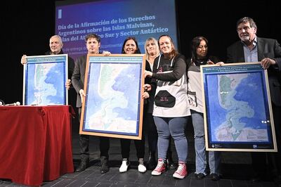La Plata: Kicillof encabezó una jornada por la reafirmación de la soberanía sobre las Islas Malvinas