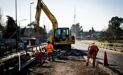 Almirante Brown: Avanzan con el nuevo hormigonado en el puente de Claypole