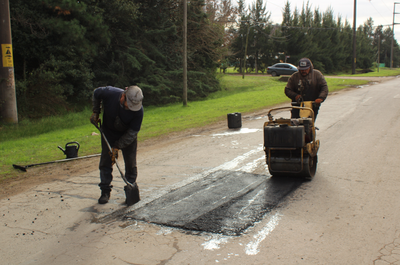 La Plata: Continúa el plan de bacheo en distintos barrios y localidades