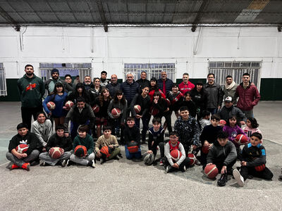 Berisso: Se entregó equipamiento de Básquet al Club El Carmen
