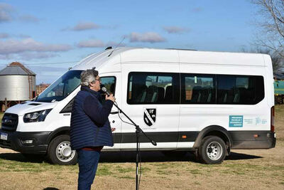 La Provincia entregó minibuses a escuelas agrarias de Rivadavia y Pellegrini