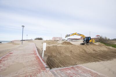 Villa Gesell: Ejecutan trabajos de reacondicionamiento en los accesos a playas