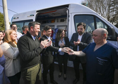 Roque Pérez: La Provincia hizo entrega de una ambulancia y equipamiento para el Hospital Municipal