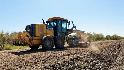 Berazategui: Avanza la limpieza del canal pluvial Padre Mugica