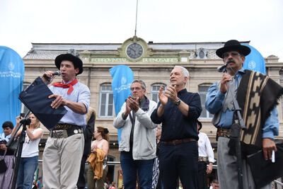 La Plata: La ciudad celebró el Día de la Tradición con un desfile en Meridiano V