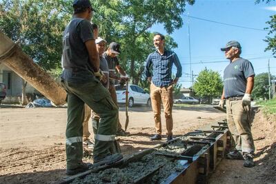 Junín: Concretan obras de cordón cuneta y pavimento en el barrio Mayor López