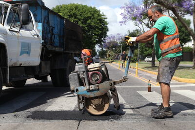 La Plata: Continúan los trabajos de bacheo en los barrios