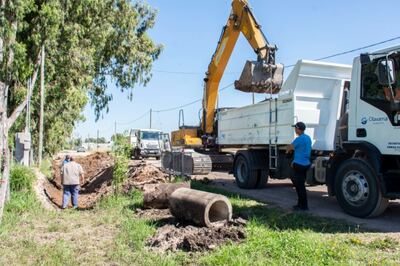 Olavarría: Ejecutan nivelación y recambio de alcantarillas en calle Vélez Sarsfield