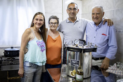 Azul: La Comuna entrego equipamiento a emprendimiento local