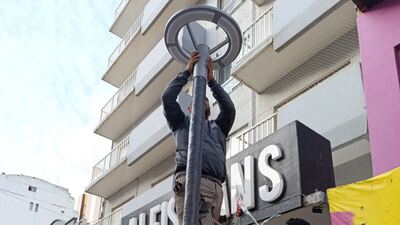 Necochea: Avanza la colocación de nuevas columnas y luminarias Led en el sector peatonal